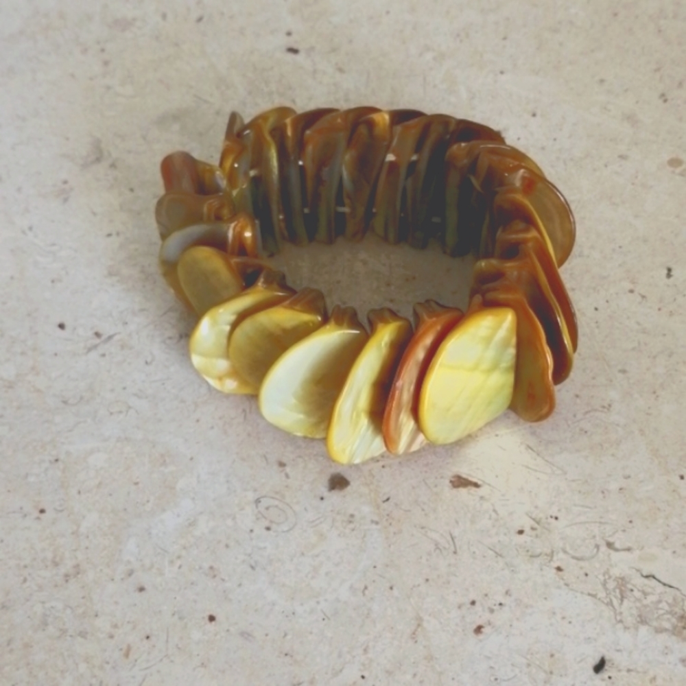 Shell Bracelet 🐚 - Picture 2 of 5